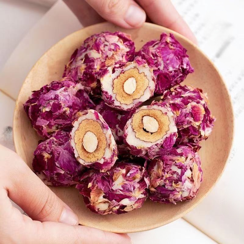 Handgemachte Dattel-Snacks mit Rosenblüten und Mandeln