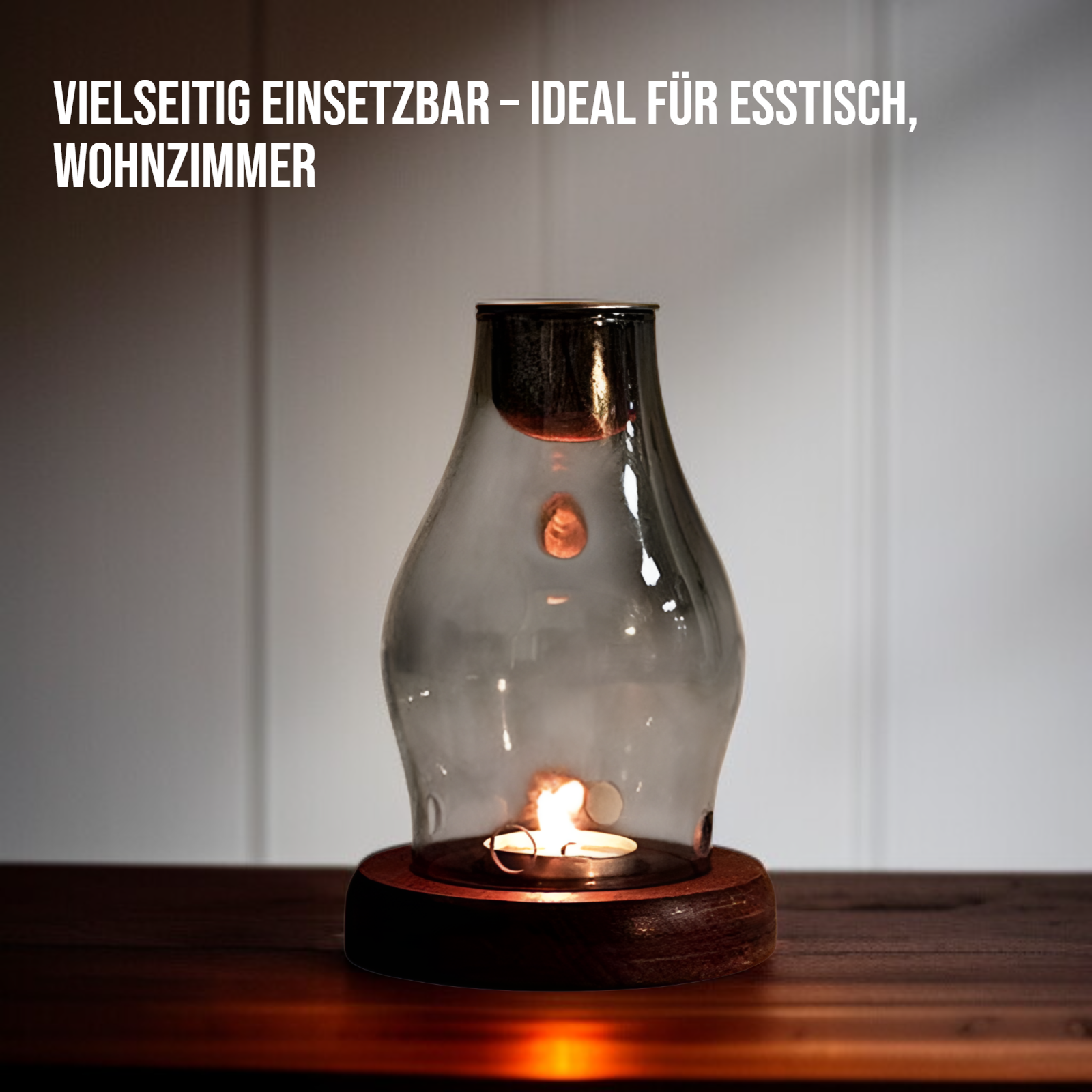 Kerzenhalter aus Glas mit brennender Kerze