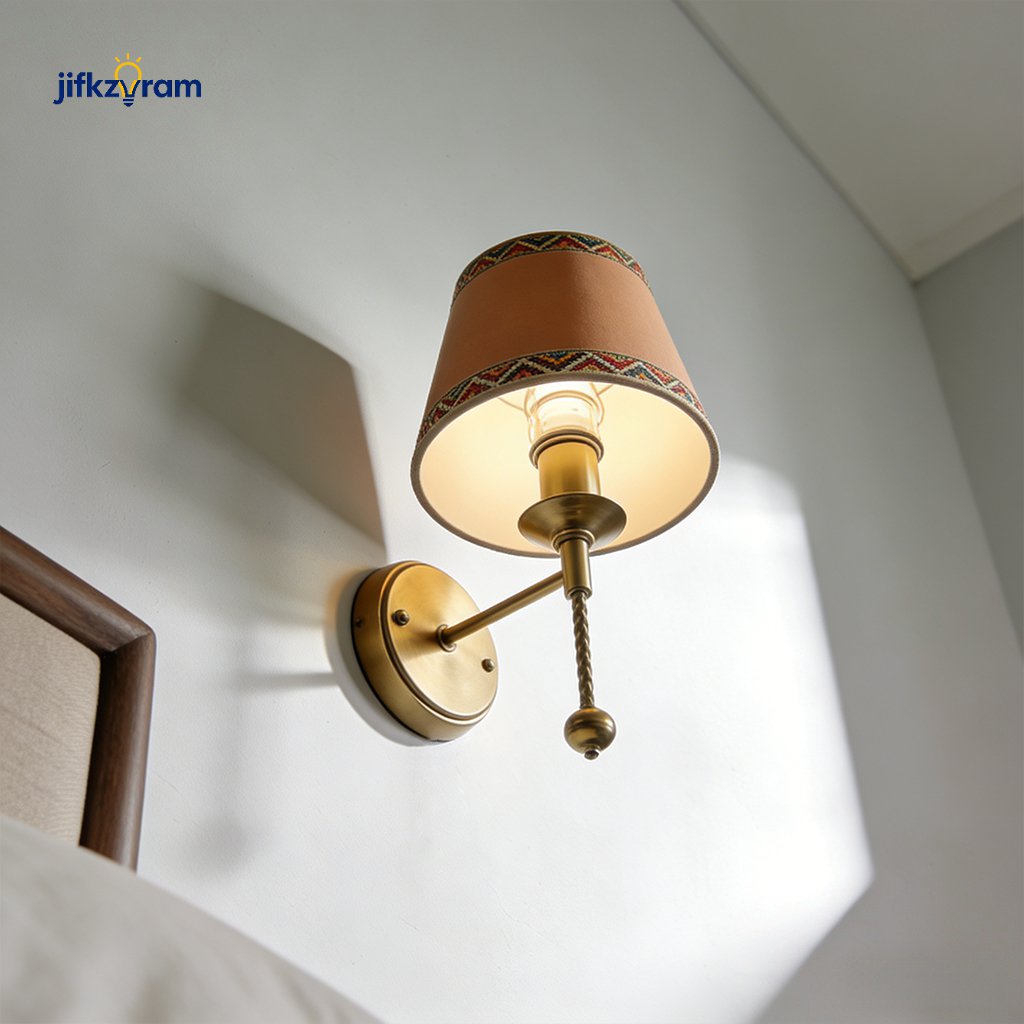 Lámpara de pared de noche de lujo instalada en dormitorio moderno