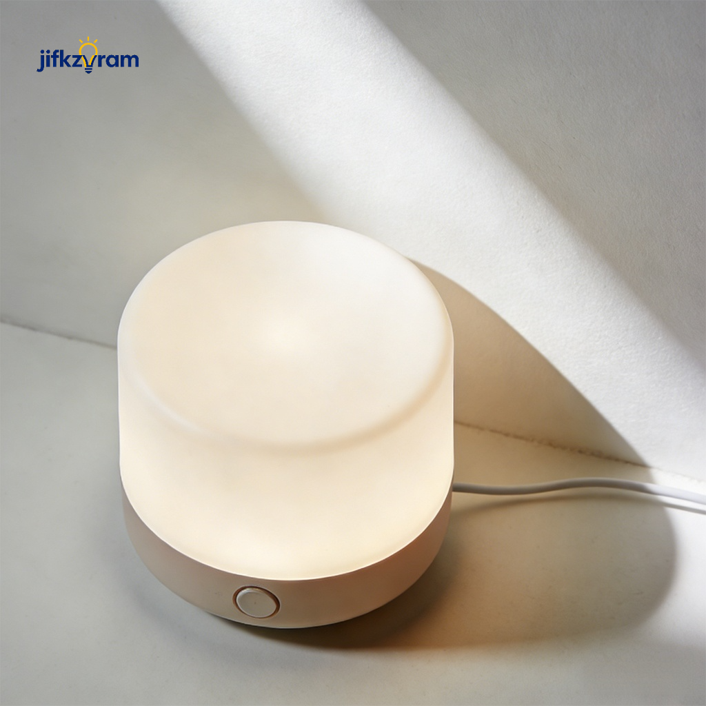 Luz nocturna de inducción recargable encendida en dormitorio