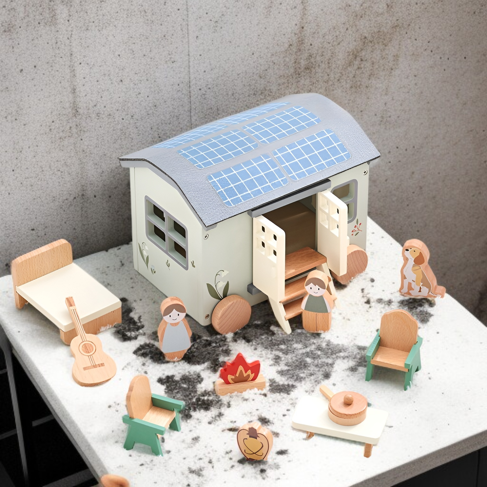 아이들이 캠핑 놀이를 하는 모습