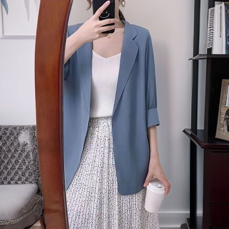 ミドル丈のスーツジャケット