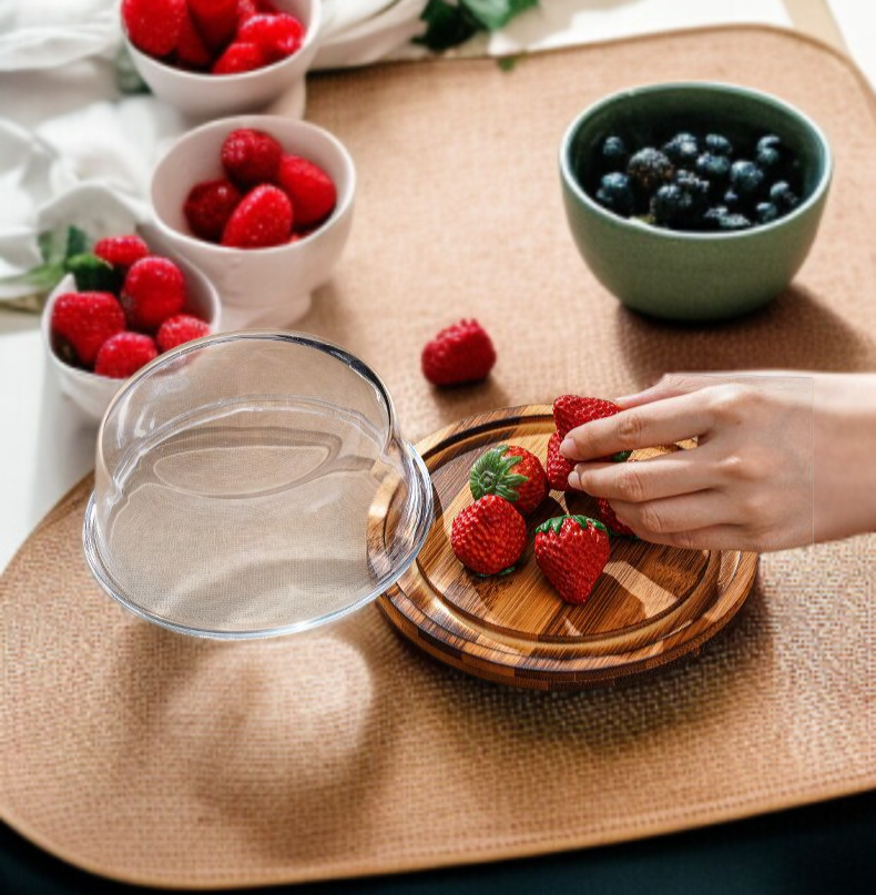 フルーツを盛り付けた木製デザートトレイ