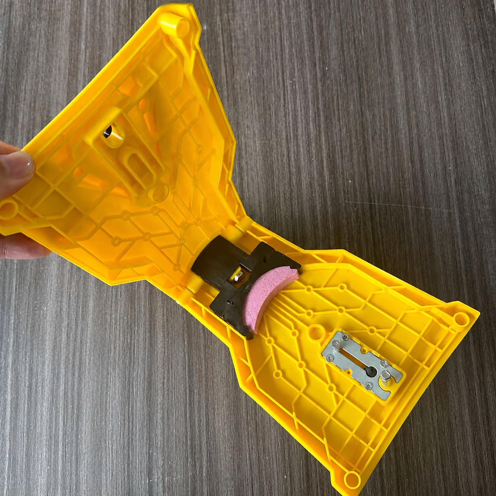 Chainsaw polishing head