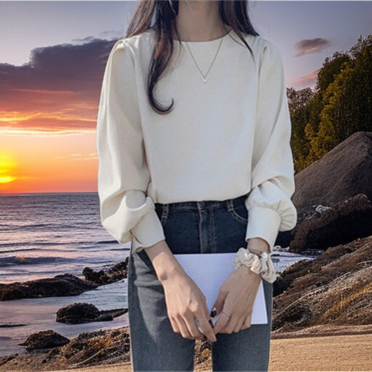 女性用秋の白長袖シャツ正面画像