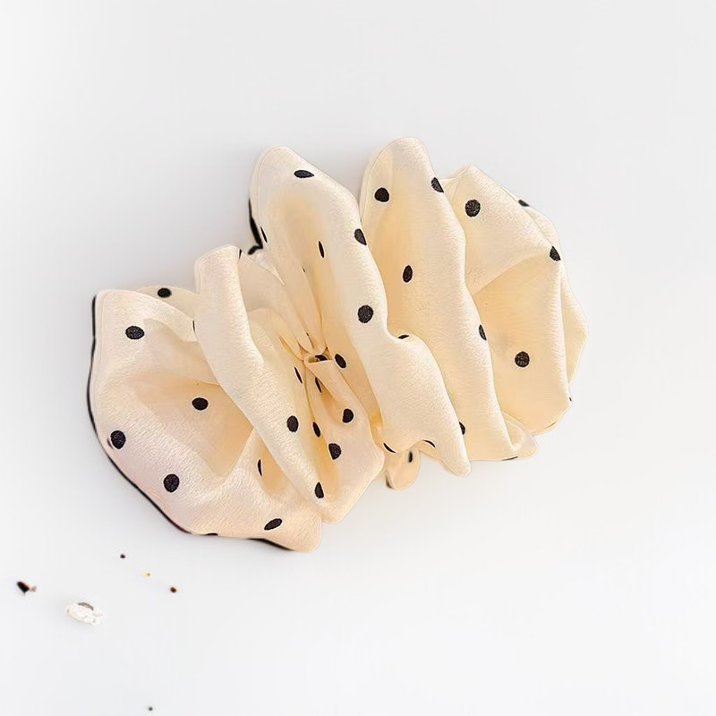 Detalle del diseño floral y lunares en la pinza para el pelo