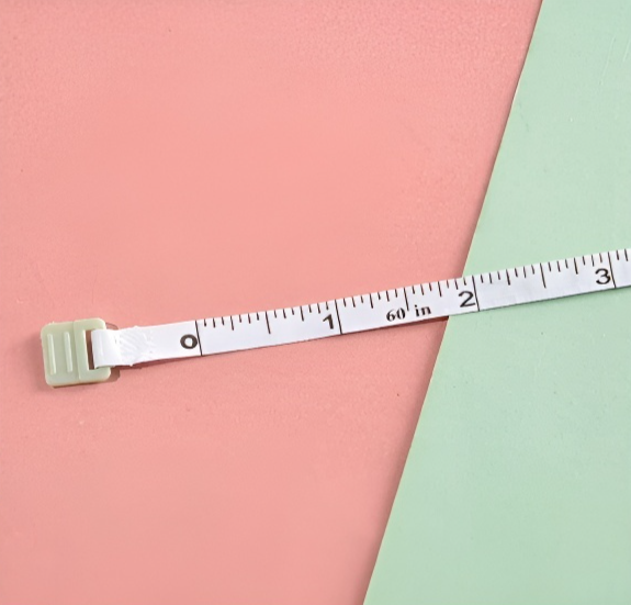 DIY作業で活躍する自動伸縮メジャー