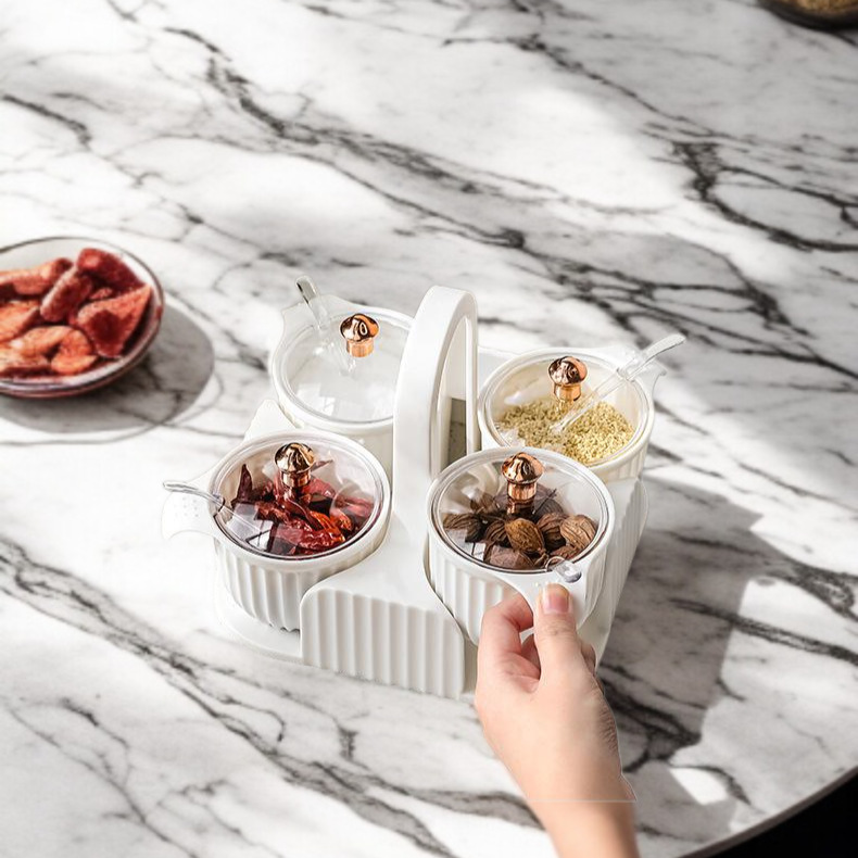 주방 선반 위에 놓인 조미료 캔 세트