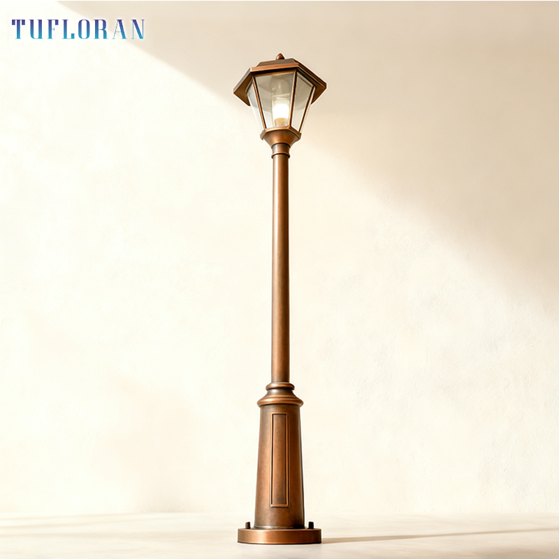 โคมไฟถนนสไตล์วินเทจในสวน