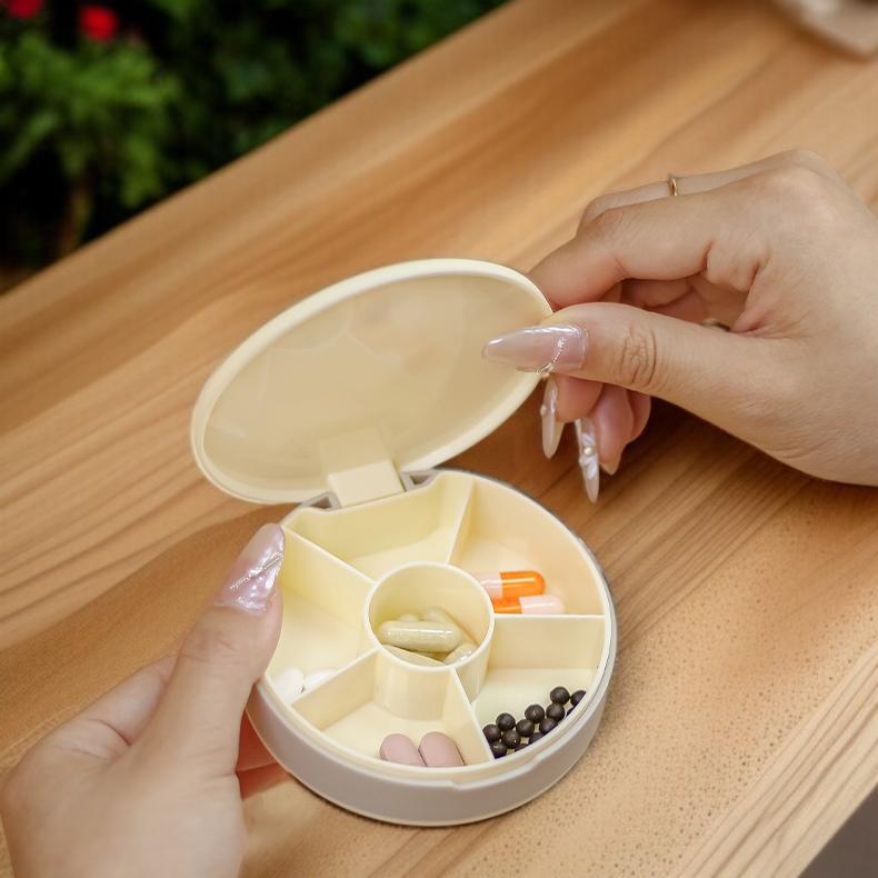 กล่องยาแบบพกพา เปิด-ปิดสะดวก