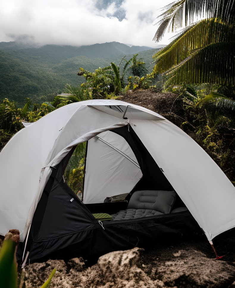 Dzieci bawiące się w namiocie odkrywcy