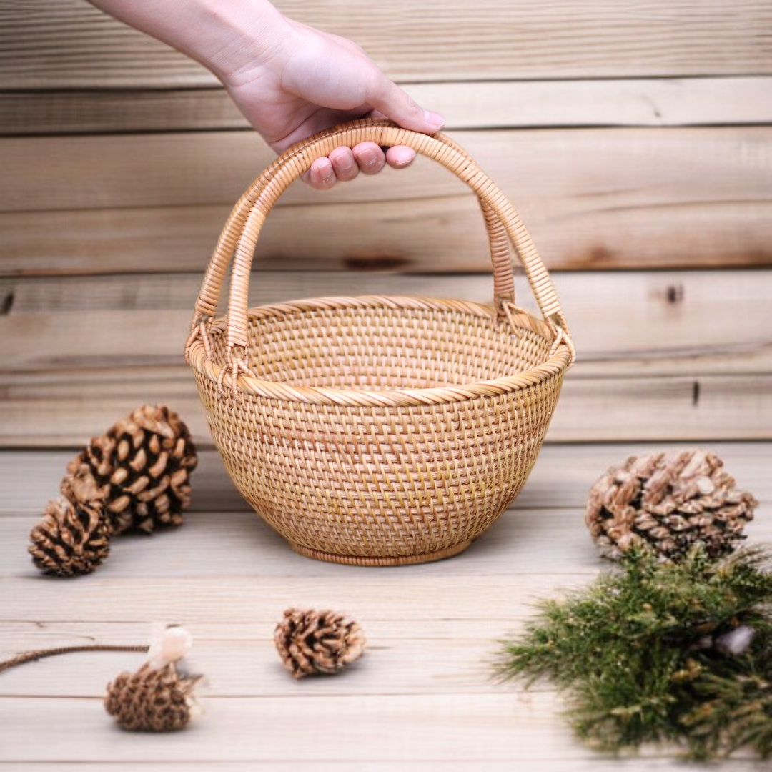 핸드메이드 등나무 바구니와 꽃병