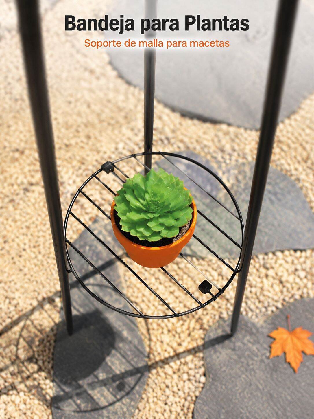 Lámpara solar de jardín sobre trípode decorando terraza