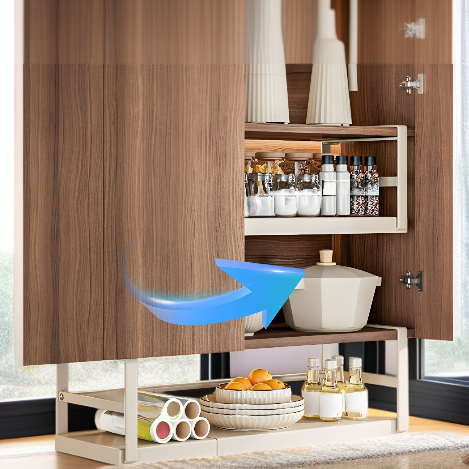 주방에서 공간을 절약하는 접이식 선반 사용 예시