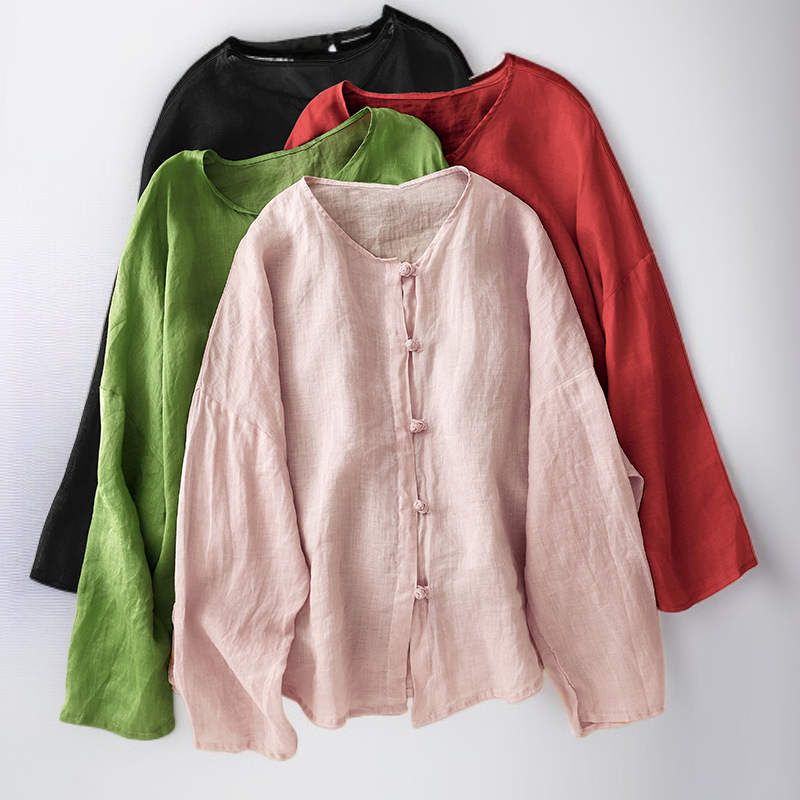 편안한 핏의 남성 셔츠 착용 예시