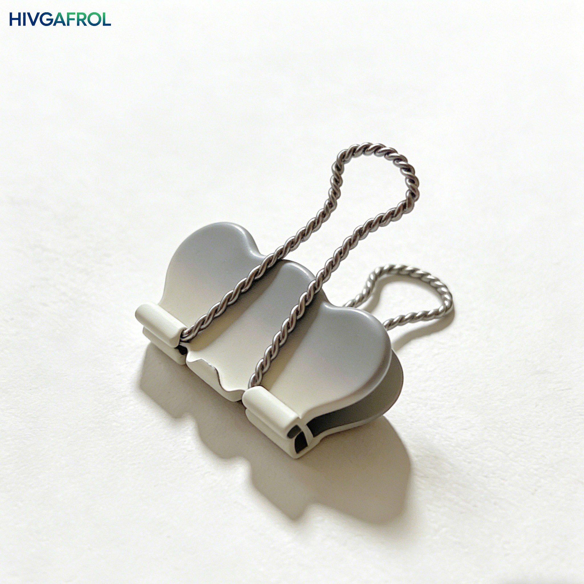 Metalowe spinacze do papieru na biurku