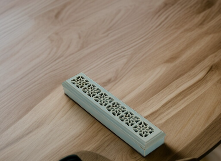 بخور مربع جميل الموضوع مع أعواد البخور