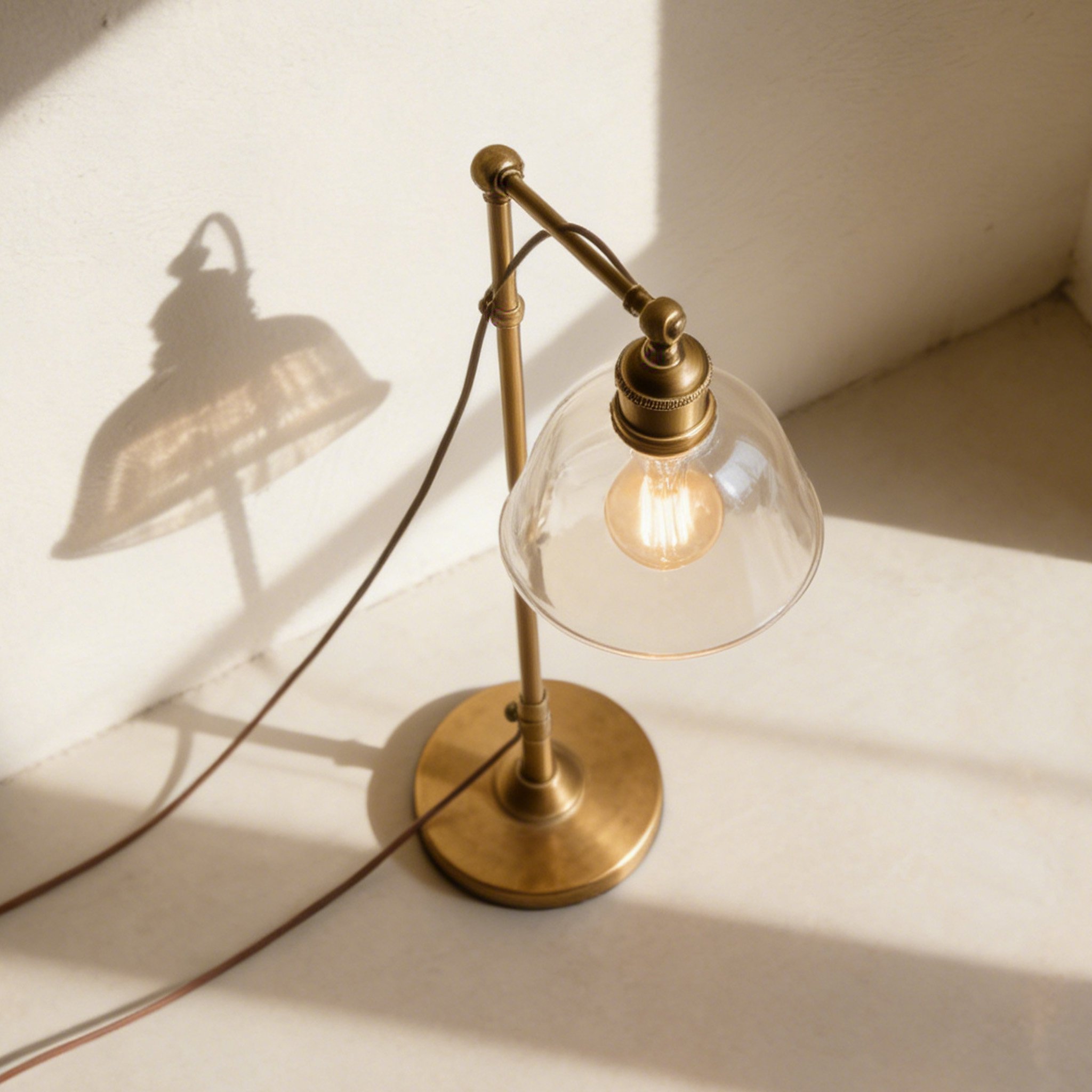 โคมไฟตั้งโต๊ะทองเหลืองและกระจก