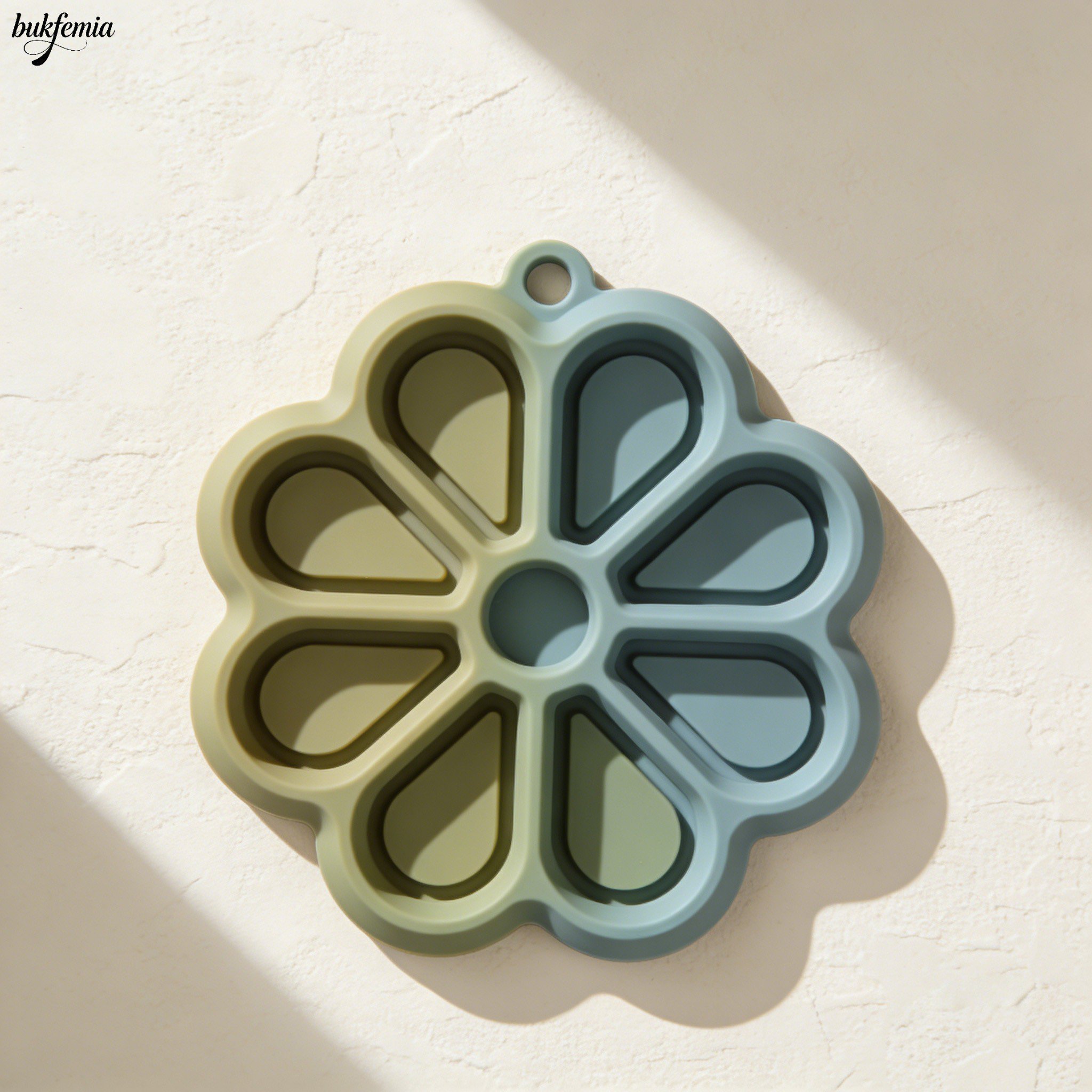 Set of 6 flower-shaped silicone heat-resistant mats in assorted colors