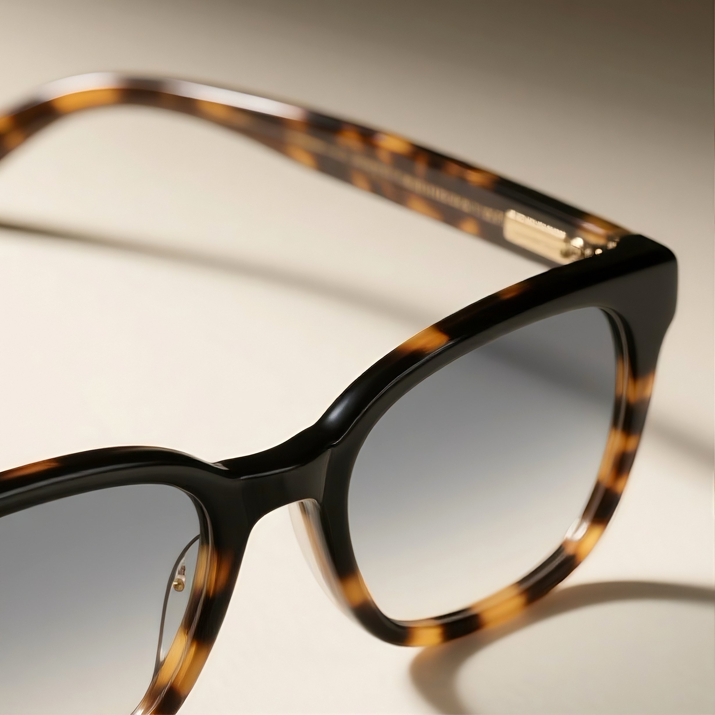 แว่นกันแดดสีเทาไล่เฉดลายเสือดาว