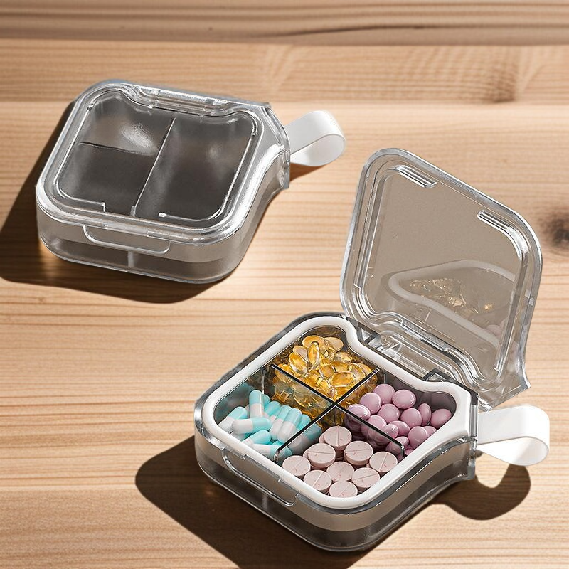 가방에 쏙 들어가는 투명 덮개 약통 사용 예시