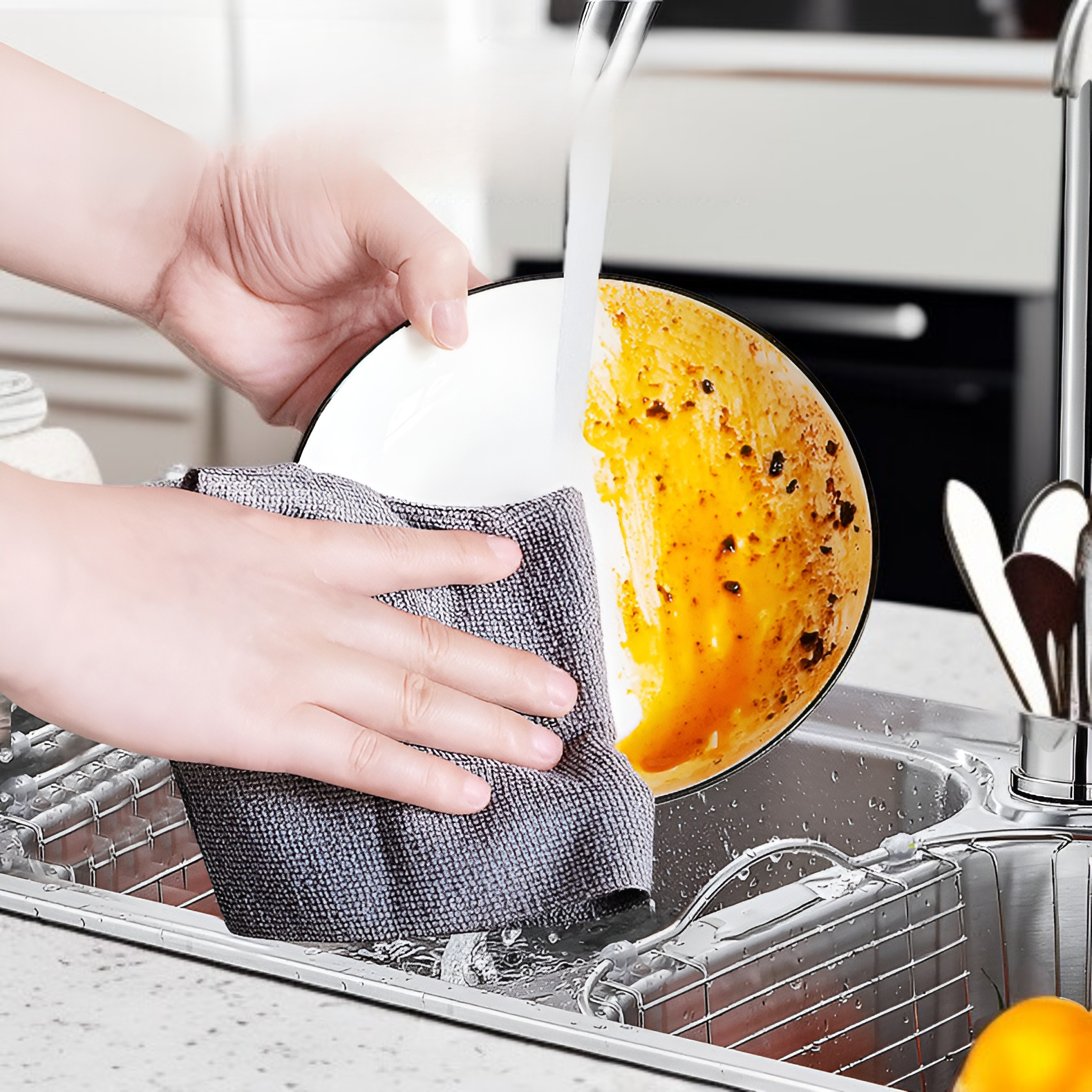 Saugfähiges handgerissenes Küchentuch im Einsatz