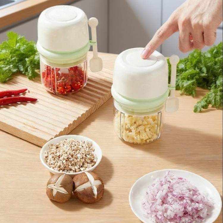 Detailní pohled na elektrický drtič česneku během používání