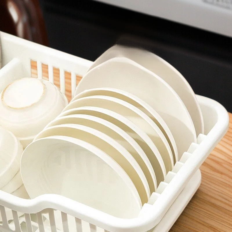 Estante resistente para vajilla sobre encimera de cocina