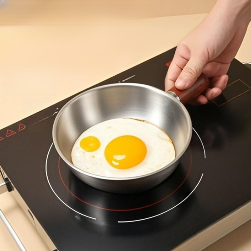 Luxusní mléčný hrnec se zlatou rukojetí a salátová mísa