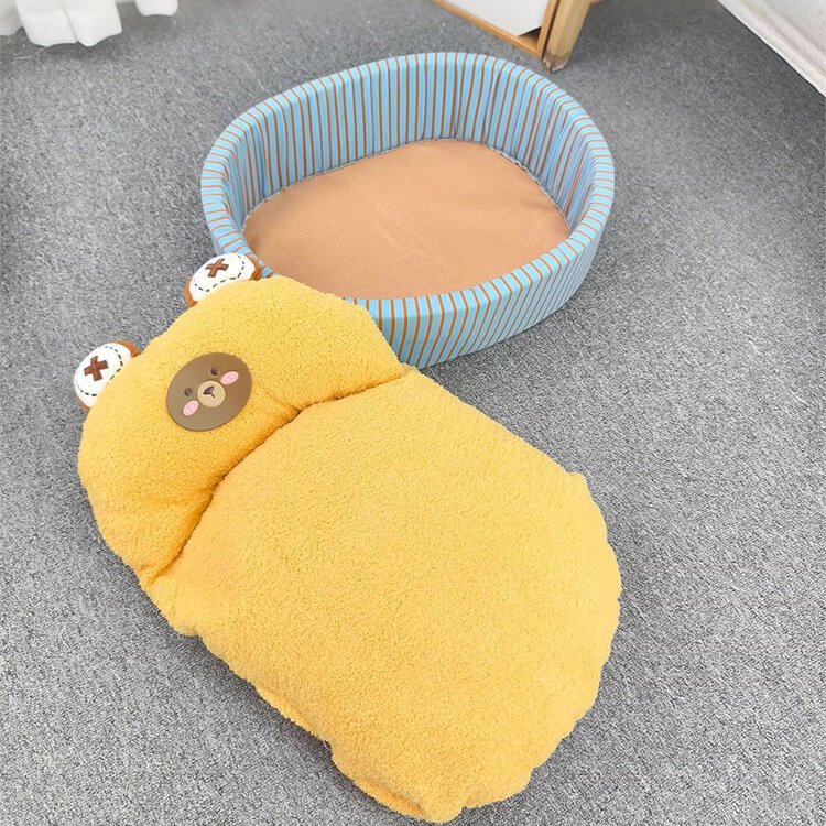 Cama nido junto a la cerca gruesa para mascotas