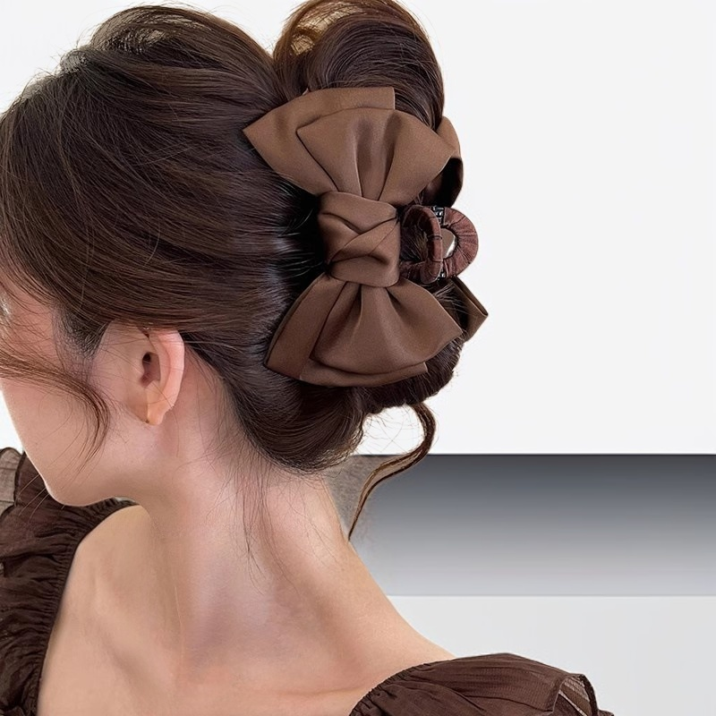 上品なサテン素材のリボンヘアクリップのディテール