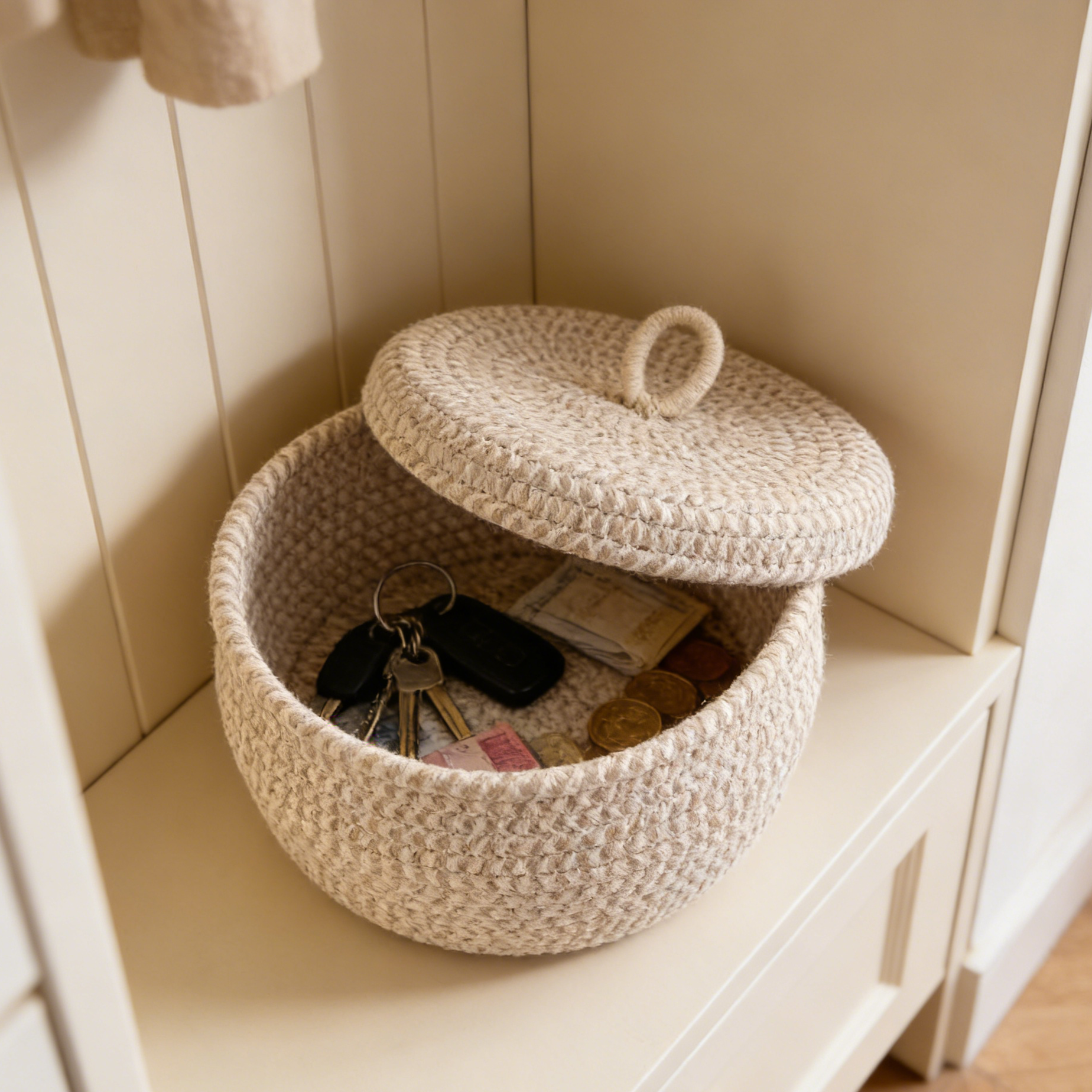 뚜껑을 닫은 상태의 수납 바구니