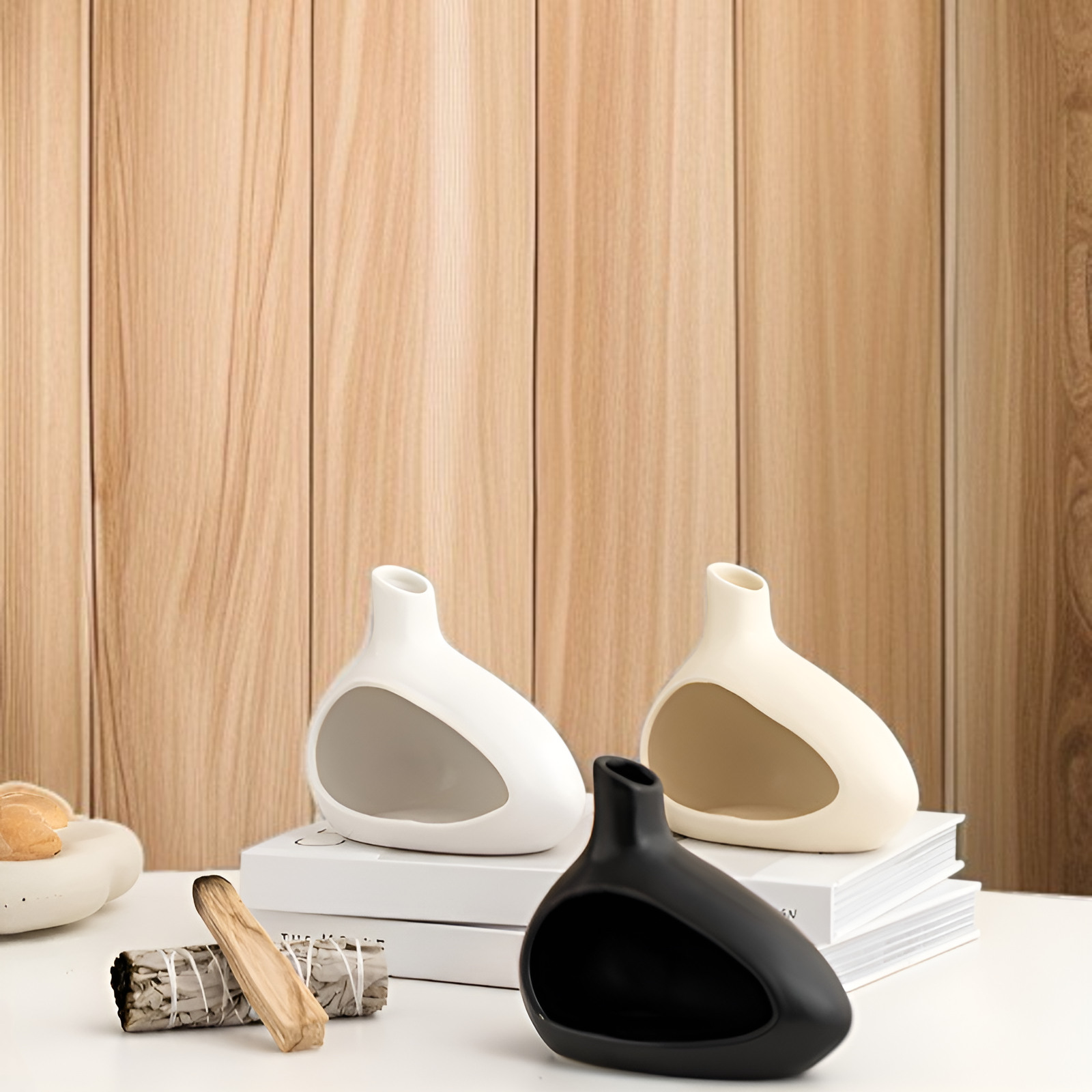 ハンドセラミック香炉台にお香をセットした様子