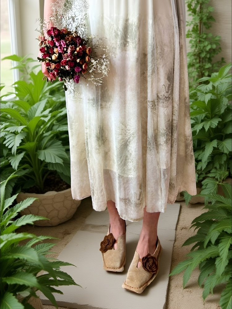 [تصميم فرنسي كلاسيكي] حذاء نسائي جلدي مصنوع يدويًا بمقدمة مربعة مزين بزهرة الكاميليا