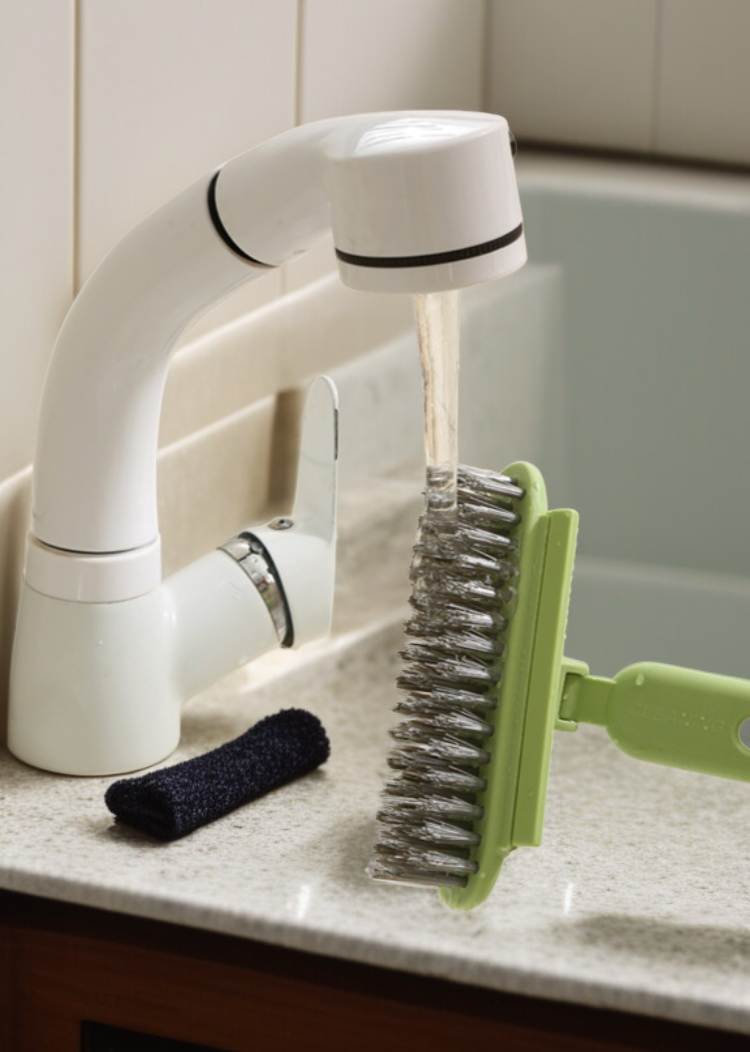 욕실 바닥 청소 브러쉬 클로즈업