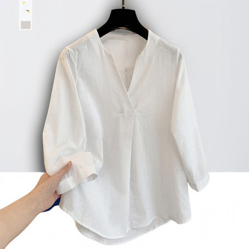 カジュアルでゆったりとした無地のVネック七分袖シャツ