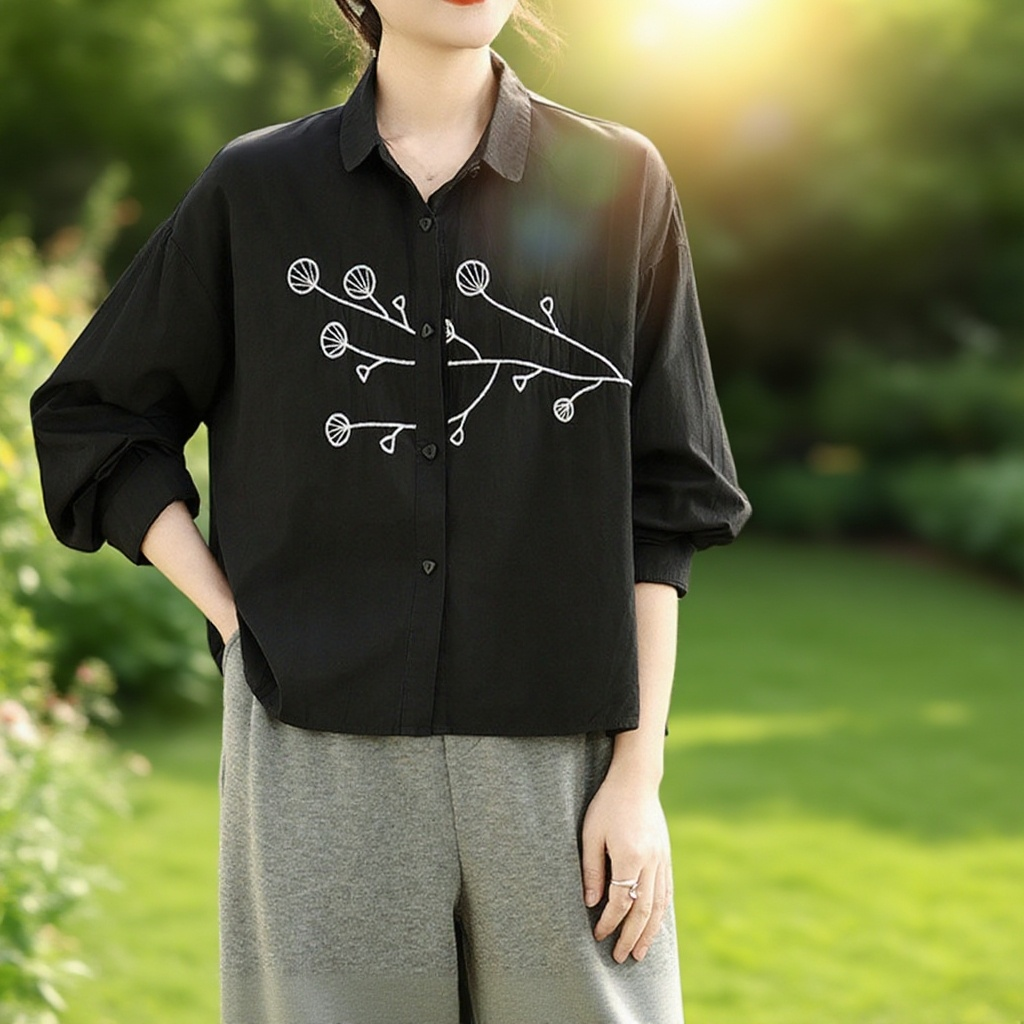 여성 모델이 착용한 트렌디 순면 셔츠