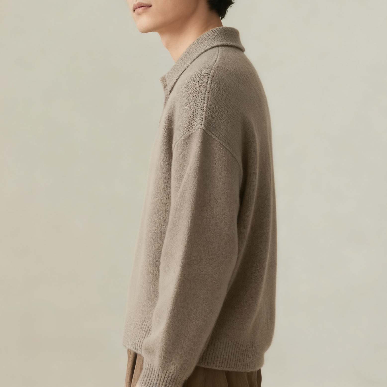 여성 모델이 입은 한국풍 카키 니트