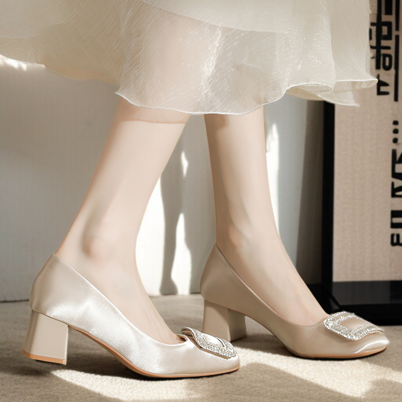 外出用のお揃いのスカートとサンダル、美しいハイヒール、太いヒール、女性用ハイヒール、シープスキンパッドハイヒール、スクエアトゥの無地ハイヒール、サテンのレディースシューズ