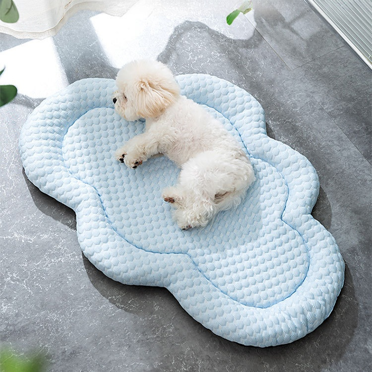 แผ่นรองเย็นสำหรับสัตว์เลี้ยง ขนาดกลาง-เล็ก เตียงนุ่มลายเมฆสำหรับสุนัข