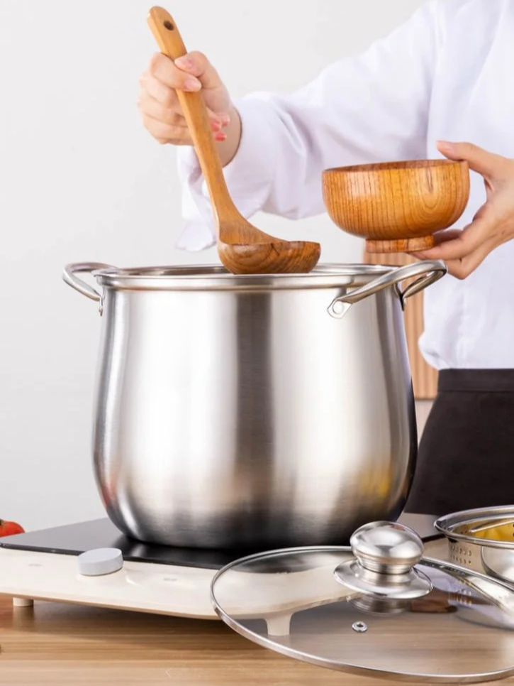 Casserole en acier inoxydable avec aliments cuisinés