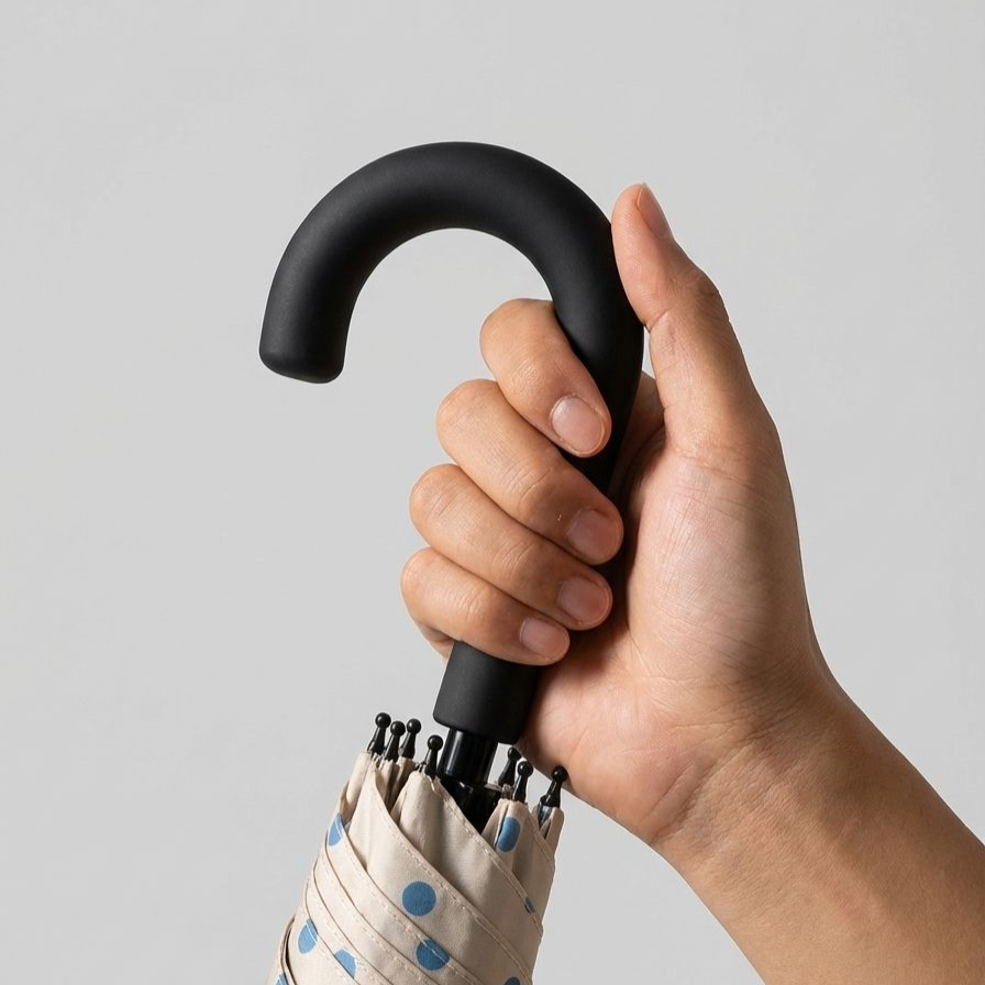 雨天時にも使える黒ビニール日傘