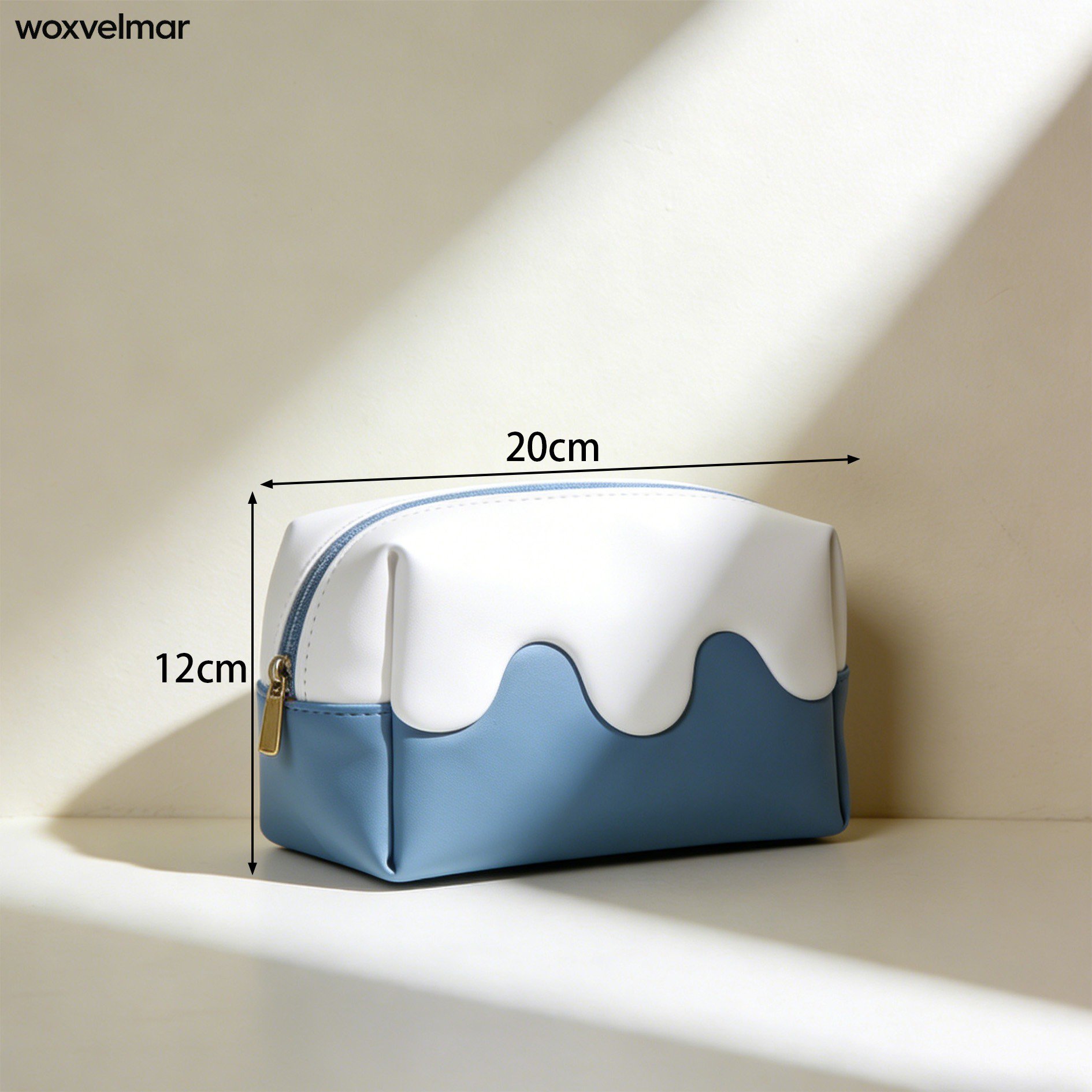 メイク道具を入れた化粧ポーチ