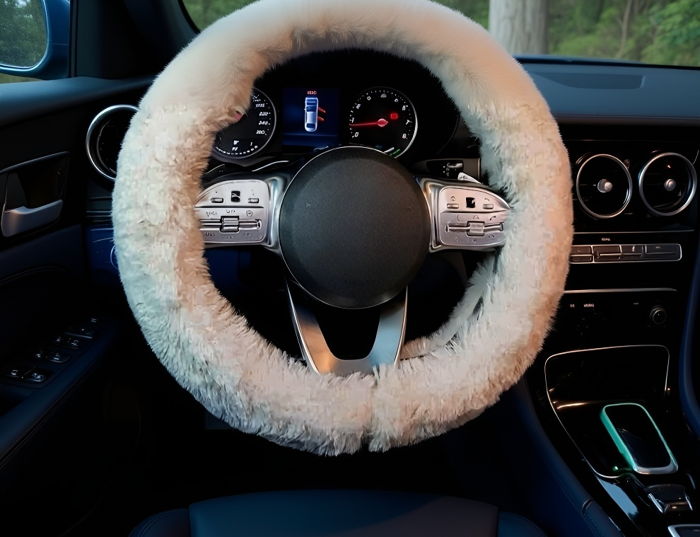 Stylish design of women's steering wheel cover