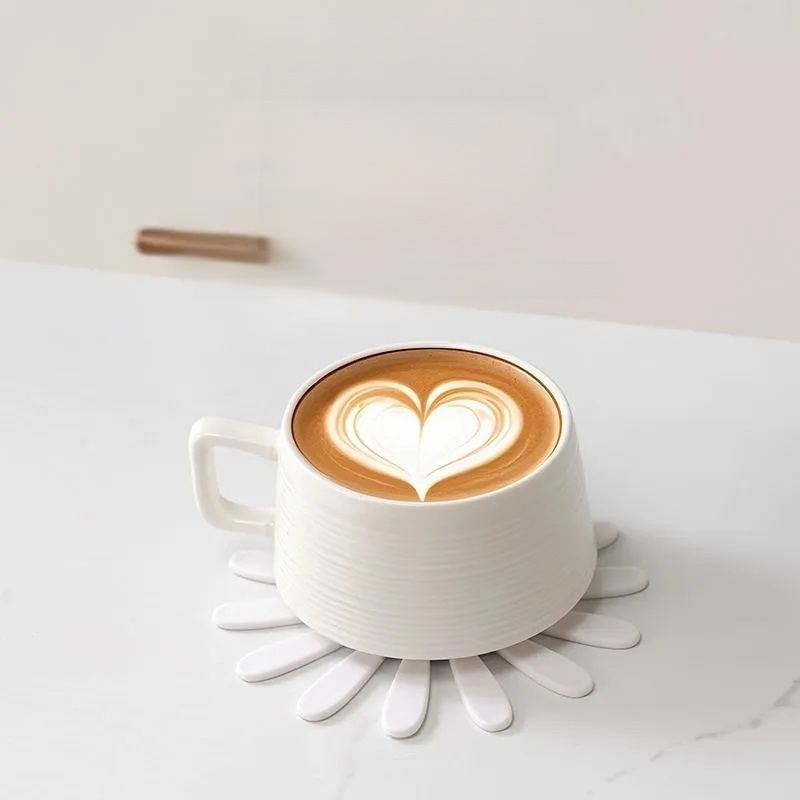 Odnímatelná podložka pod hrnec ve tvaru sedmikrásky