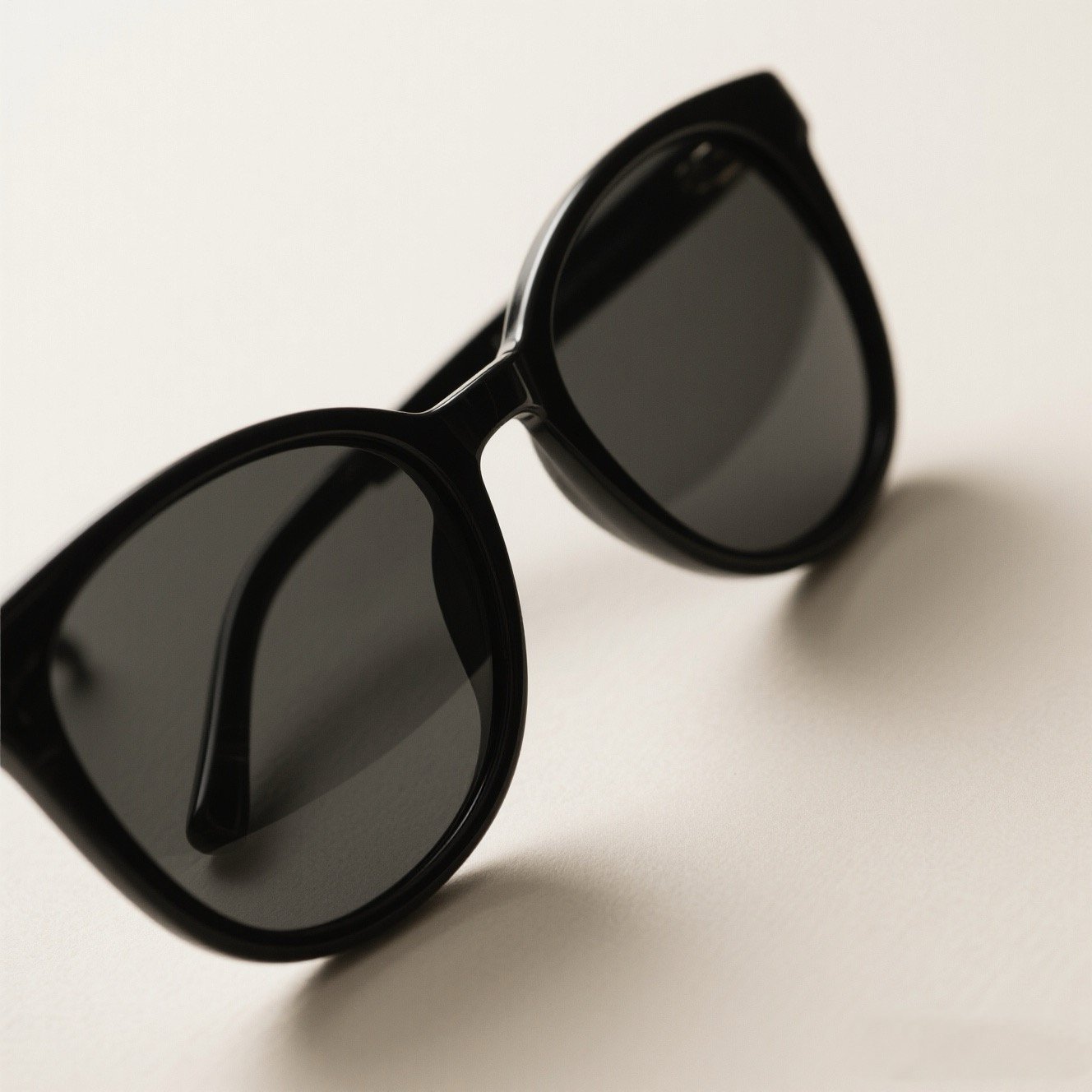 แว่นกันแดดทรงสี่เหลี่ยมและทรงกลม