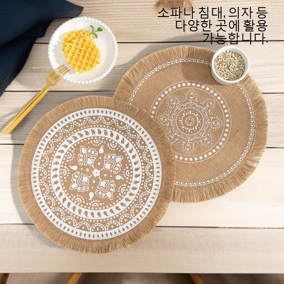 소파 위에 올려진 심플한 수제 쿠션