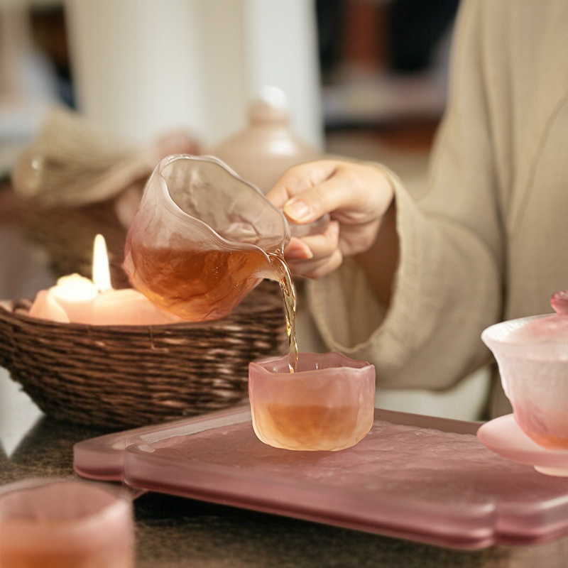 誕生日や母の日、記念日、新築祝い、お茶好きの方への贈り物に最適な、すりガラスのティーセット5点「九州 湯の実セット」です。