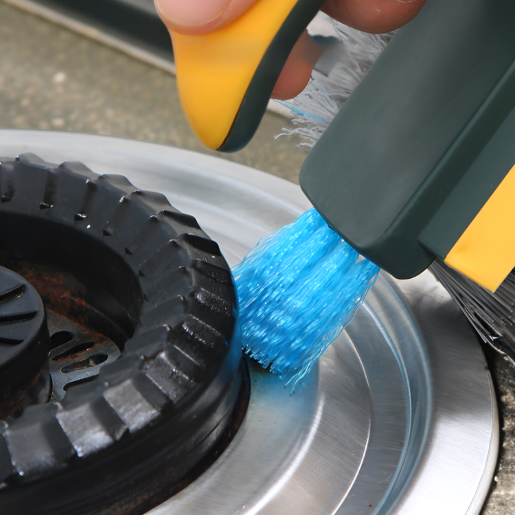 浴室の床を磨くバスブラシ