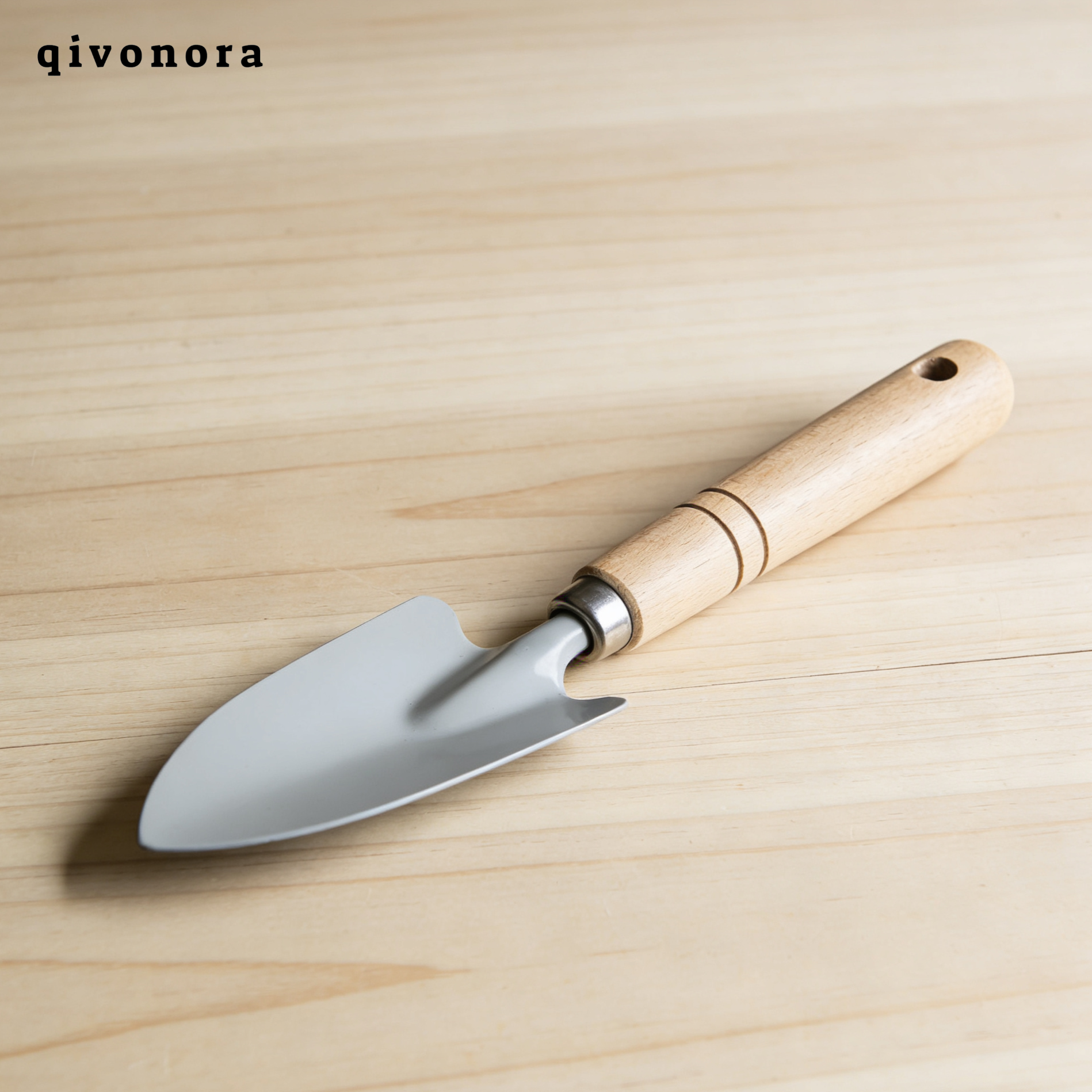 ガーデニング作業中の園芸用シャベル使用例